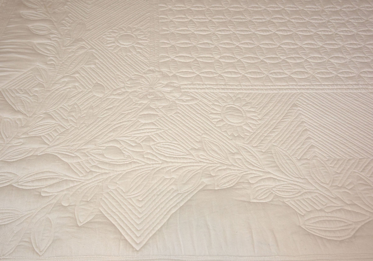 Drap plat crème avec motif quilté floral et géométrique délicat, impression de motifs en relief sur toute la surface.