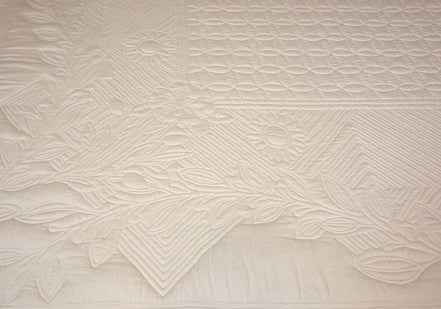 Drap plat crème avec motif quilté floral et géométrique délicat, impression de motifs en relief sur toute la surface.