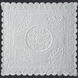 Dentelle blanche décorative carrée avec motifs floraux et géométriques, bord scallopé intricé et motif central en rosace.