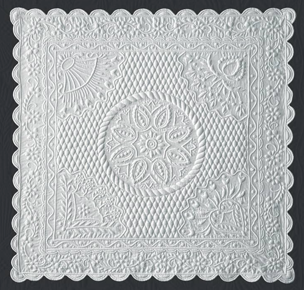 Dentelle blanche décorative carrée avec motifs floraux et géométriques, bord scallopé intricé et motif central en rosace.