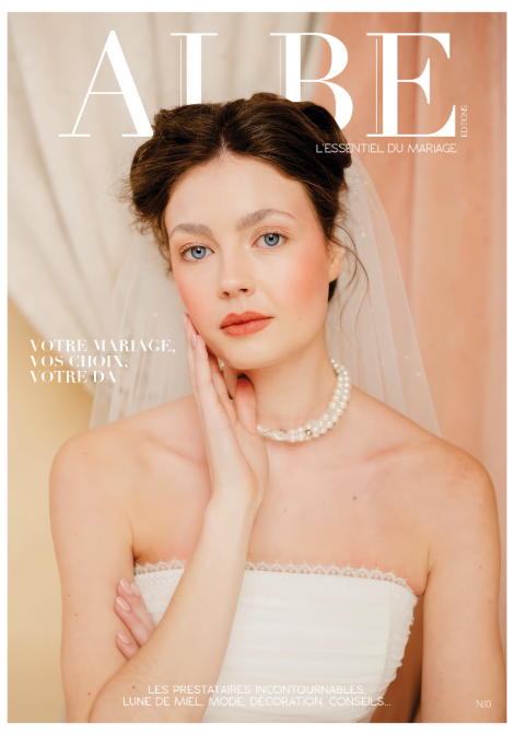 Portrait d’une jeune mariée en robe blanche avec collier de perles, veillée par un voile léger et fond beige, titre « ALIBE ».