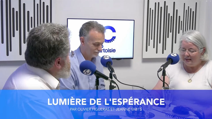 Trois personnes en studio radio discutent autour de microphones bleus, avec un logo “Lumière de l’Espérance” affiché à l’écran.