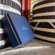 Boîte bleue élégante posée à l’intérieur d’un van ou d’un wagon avec des cercles en métal et des sangles; vue industrielle.
